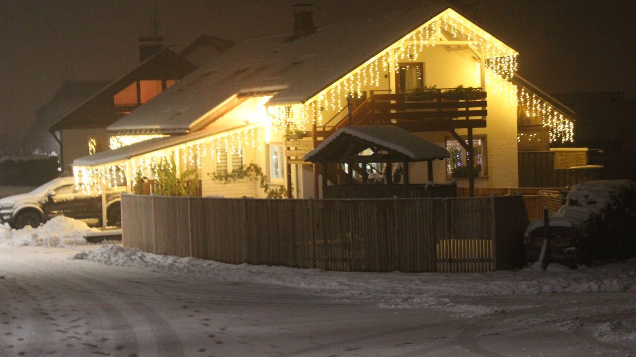 Außenansicht des Gebäudes. Im Winter an Weihnachten Außenansicht des Gebäudes. Im Winter an Weihnachten